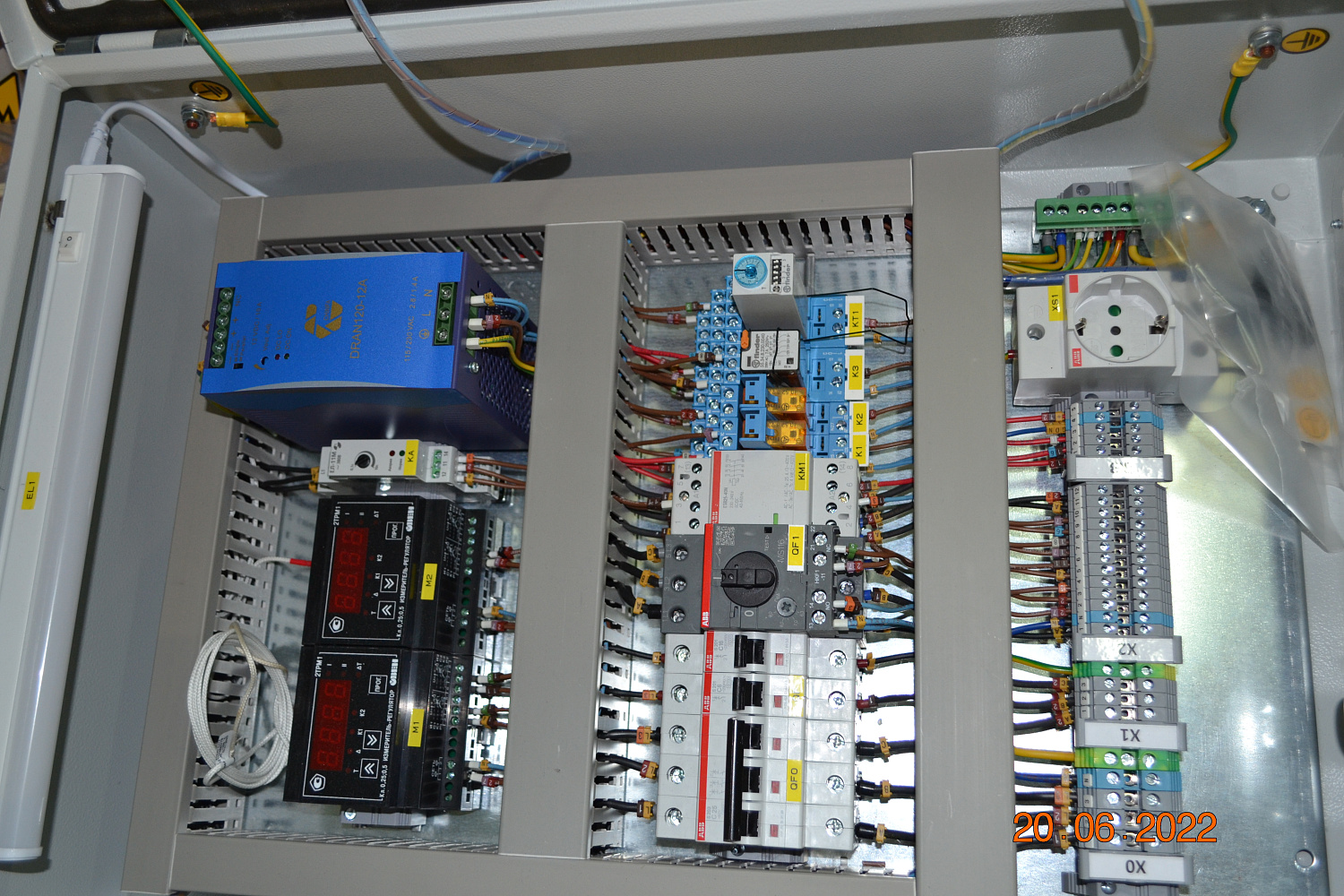 Шкаф управления для предварительного подогрева салона воздушного судна